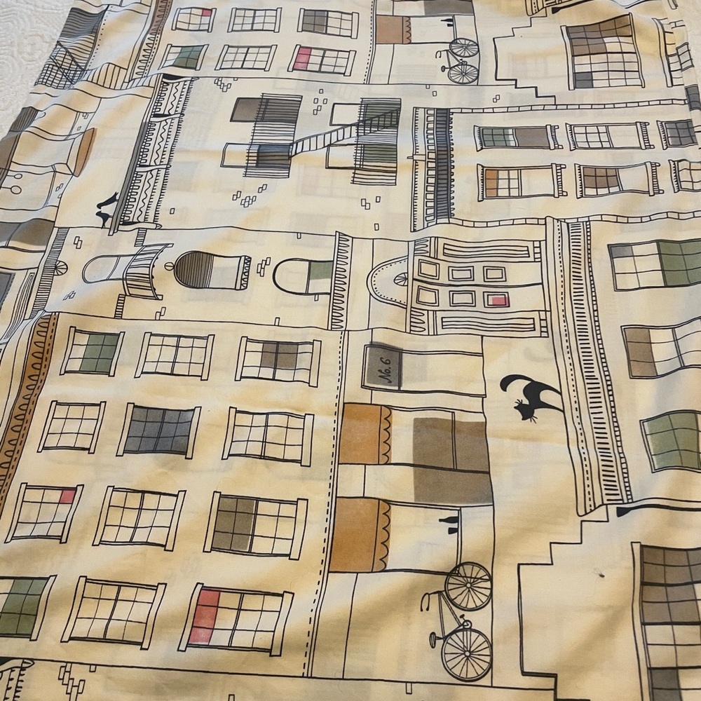 Two pillowcases with a unique city design. - Picture 4 of 7
